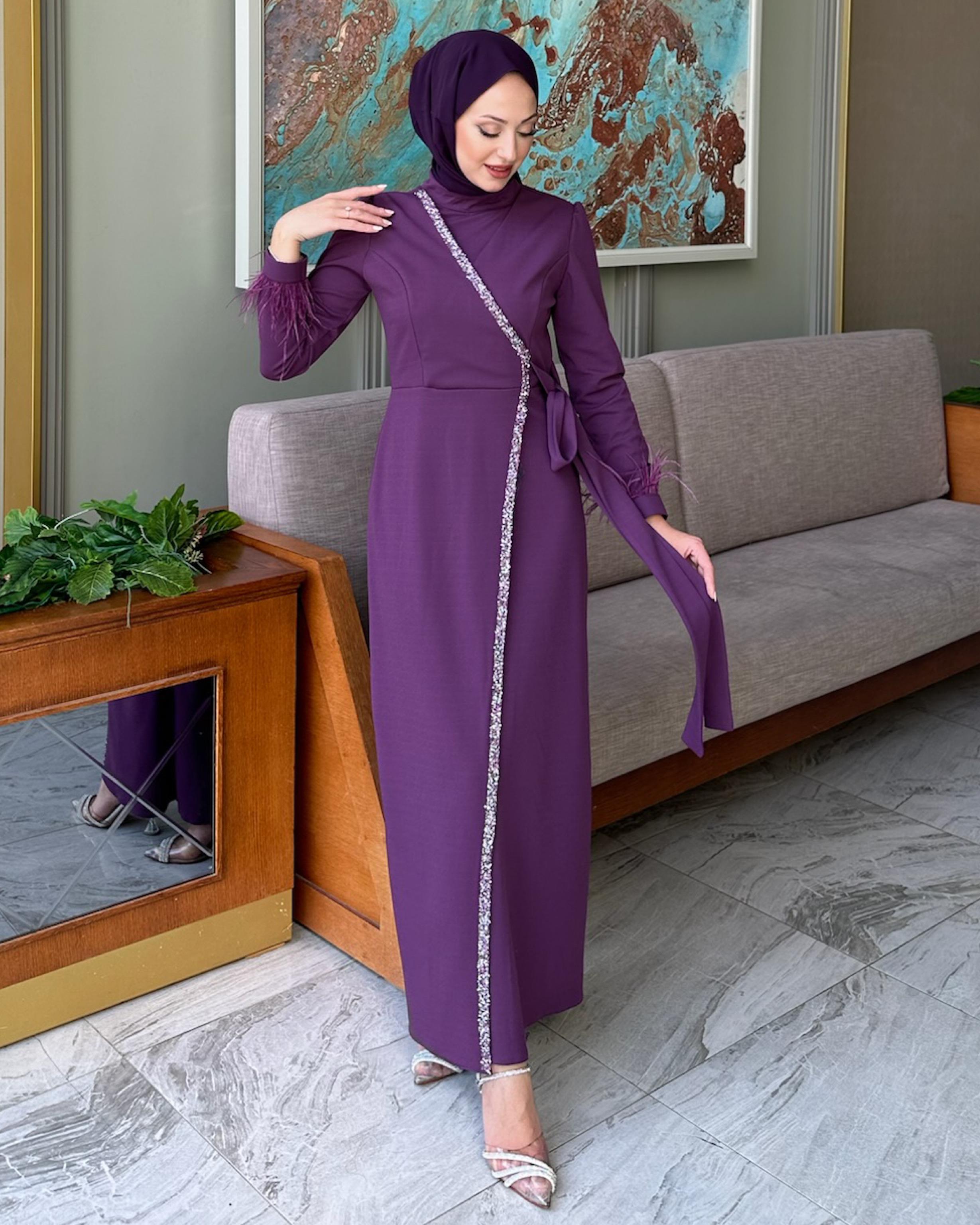 Mor Şerit Taş Detaylı Kolu Tüylü Abiye Mor